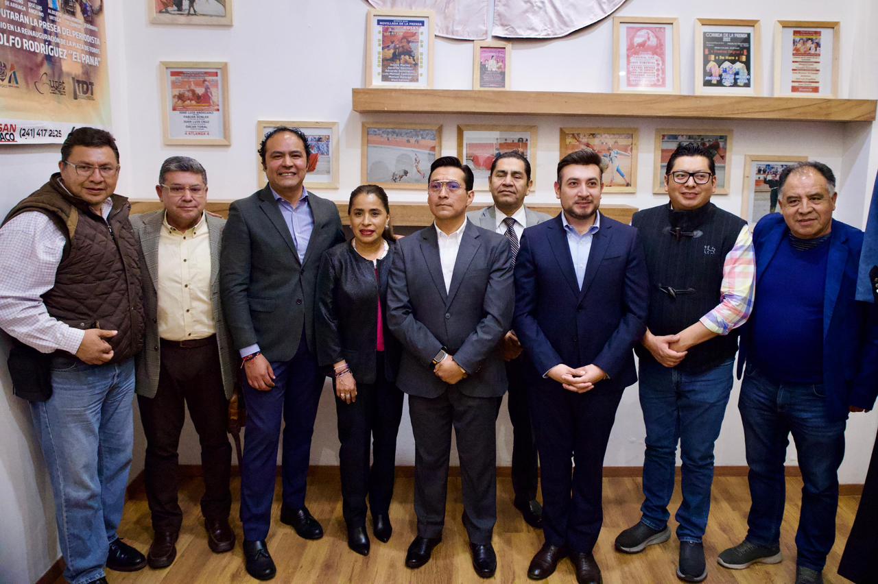 Impulsa Salvador Santos muestra permanente de obras periodísticas y taurinas de la UPET